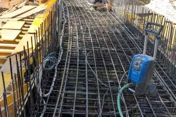 Pohled na zakřivenou železobetonovou lávku v realizační fázi.